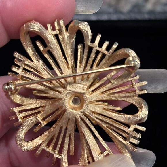 Vintage Crown Trifari Textured & Polished Starburst & Sunburst Brooch Pin - Picture 3 of 3